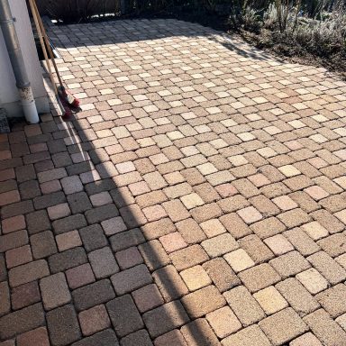 Pflastersteine in verschiedenen Farben auf einer gepflasterten Fläche.