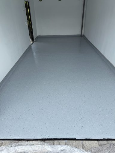 Grau beschichteter Boden in einem leeren Raum oder Container.