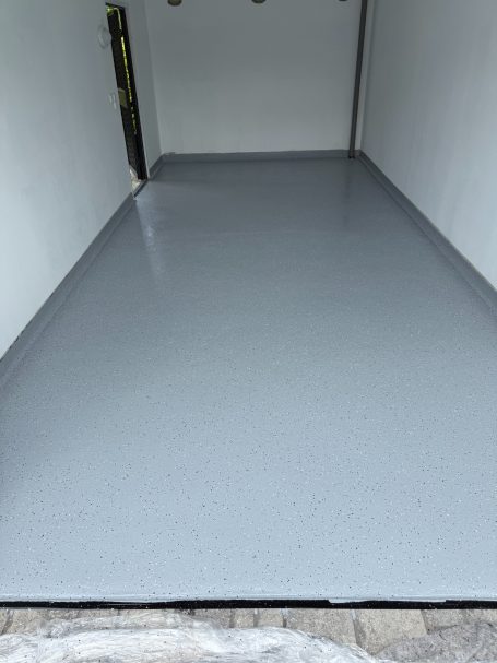 Grau beschichteter Boden eines leeren Anhängers.